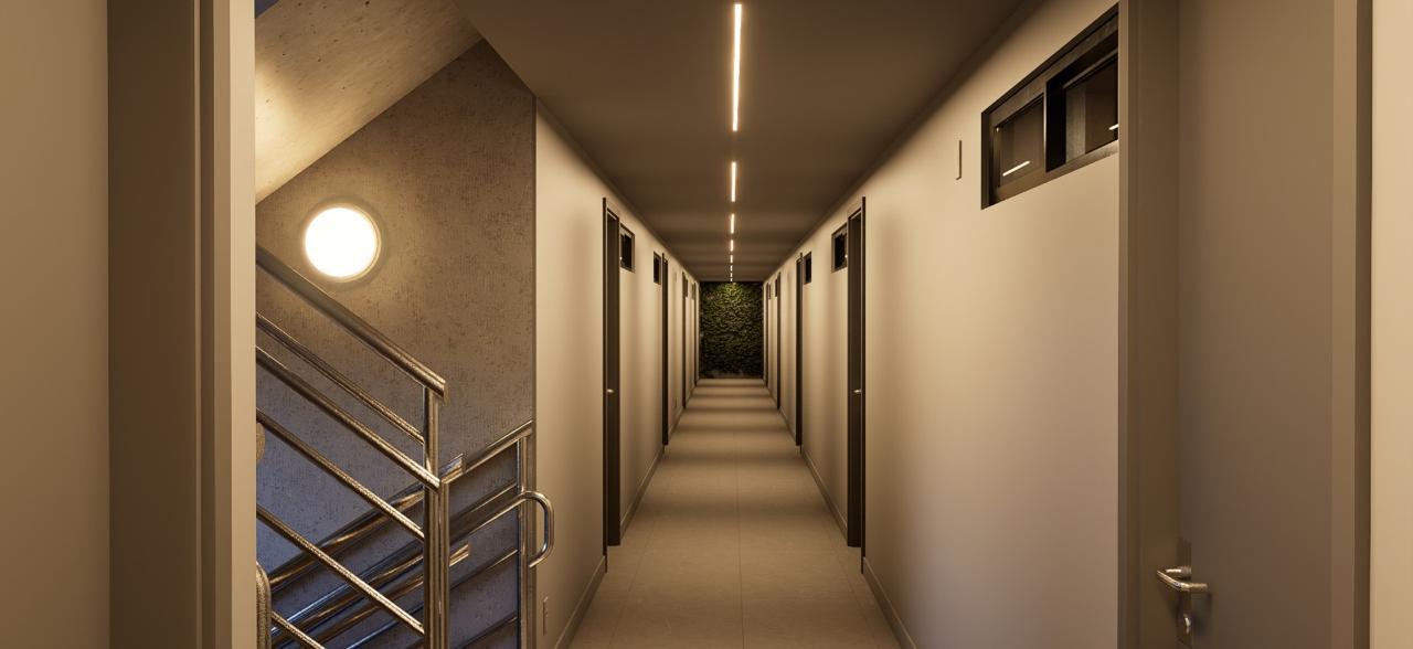 Corredor interno com iluminação linear e jardim vertical ao fundo